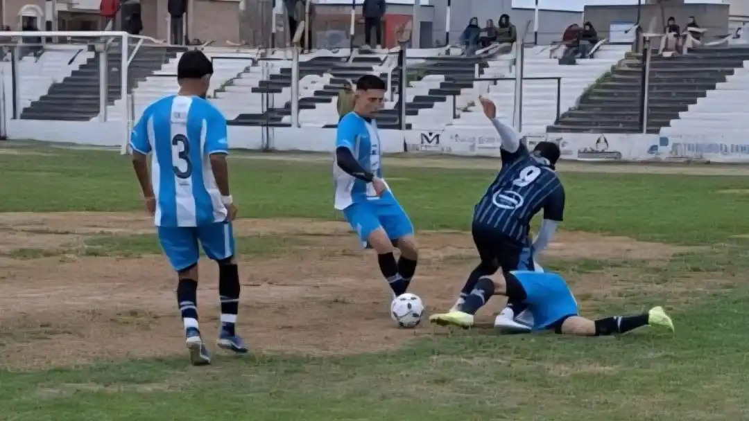 FOTO LIGA TANDILENSE DE FÚTBOL San Martín, en un intento ofensivo durante el partido de ida.