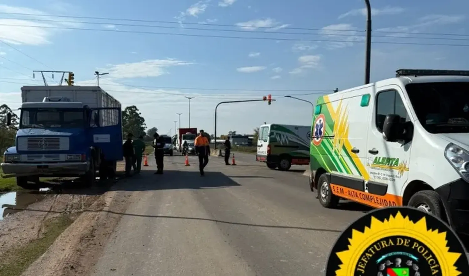 Un camión no pudo frenar y chocó contra una ambulancia