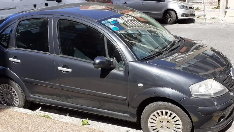 Un hombre fue detenido tras dispararle a un auto en Playa Grande