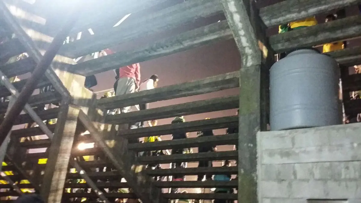 Tres heridos tras desplomarse un escalón de la tribuna en el partido de Defensa y Justicia contra River