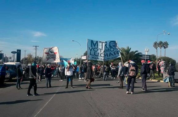 Organizaciones sociales cortan la ruta 2