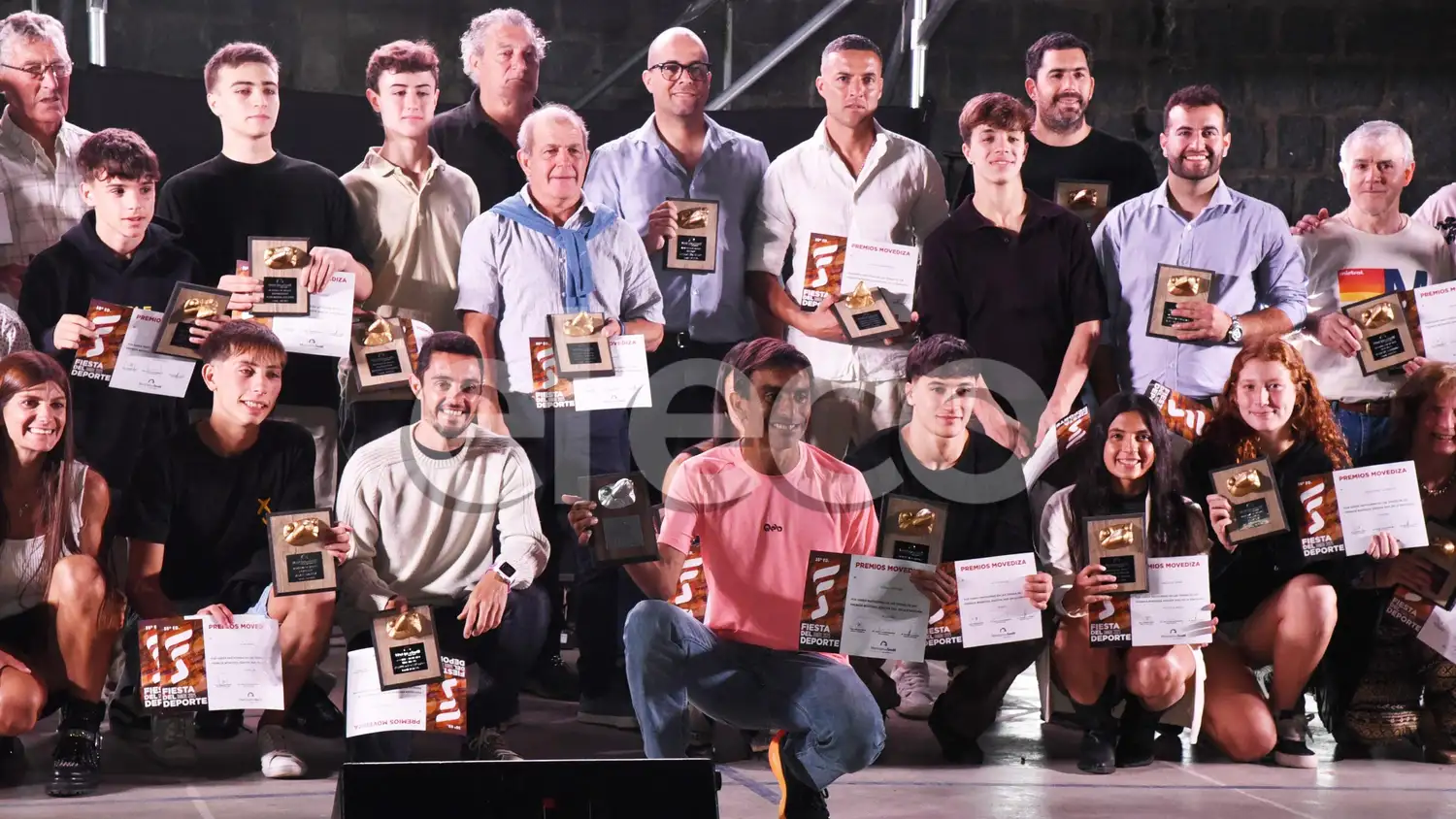 Hoffman, delante de otros premiados.
