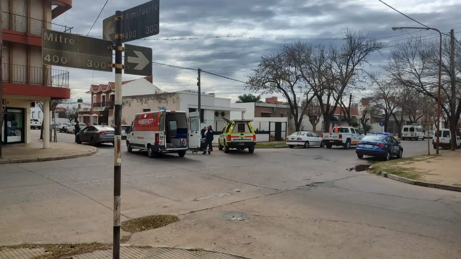 En Mitre y Almafuerte, Bomberos y SIES 107 atendieron a una ciclista que debió ser hospitalizada.
