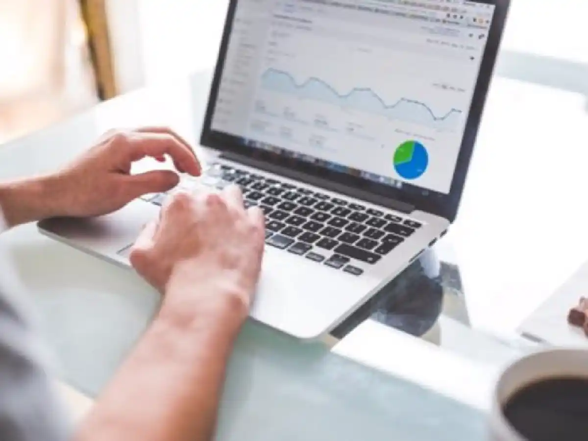 Enchufó la notebook en un café y le cobraron el costo de carga 