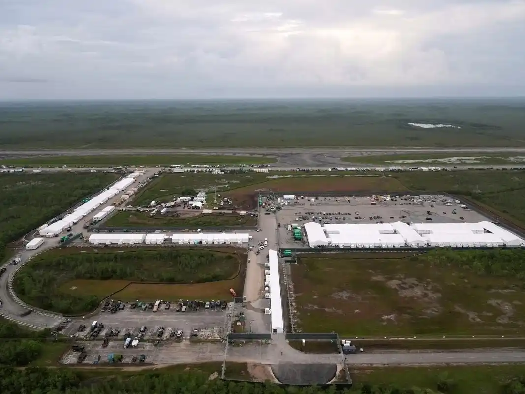 El centro de detención de migrantes “Alligator Alcatraz” funciona en un aeropuerto que estaba abandonado.