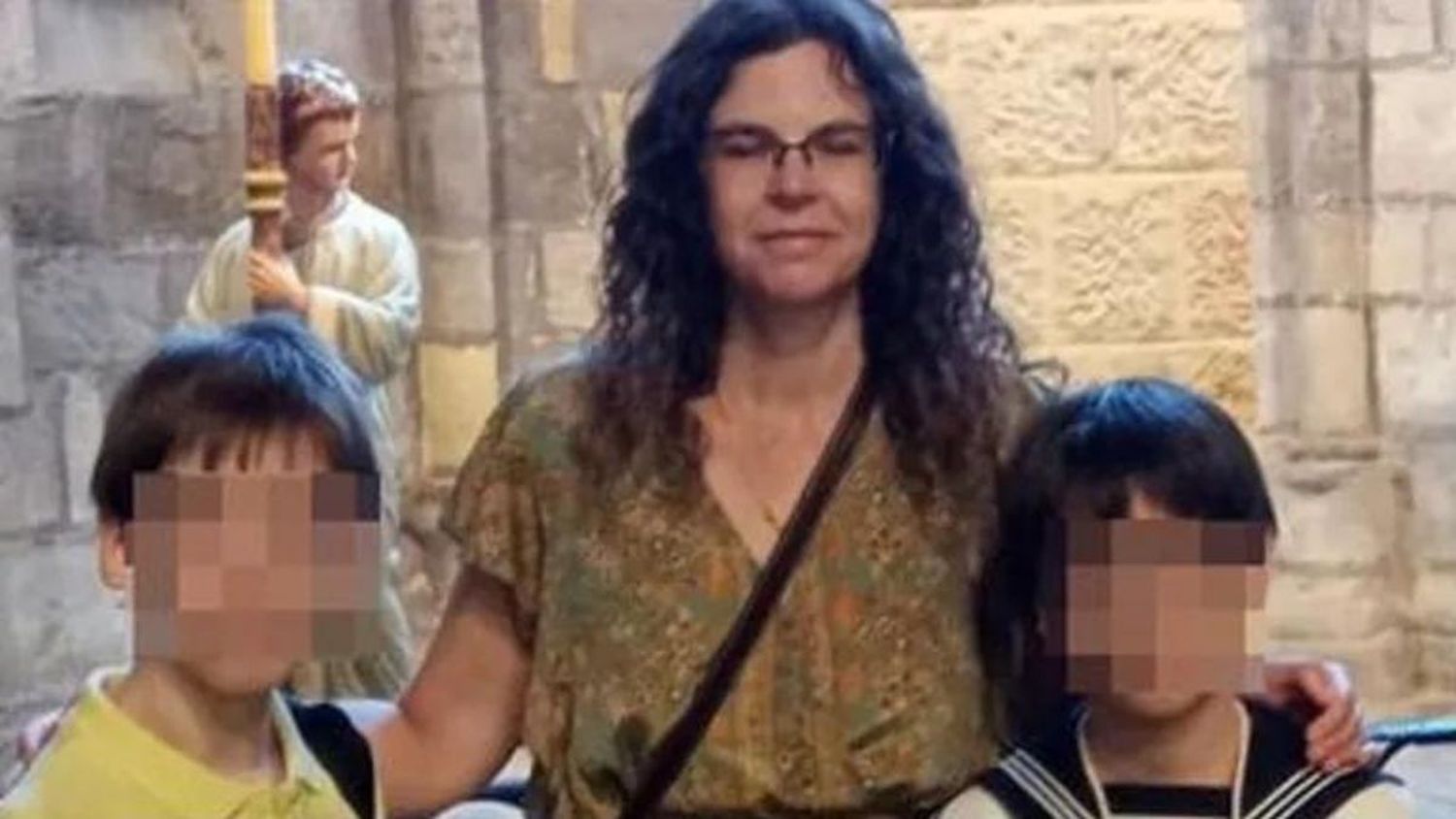 ¡LA APUÑALARON sin motivo aparente! Dos adolescentes acabaron con su madre adoptiva en España