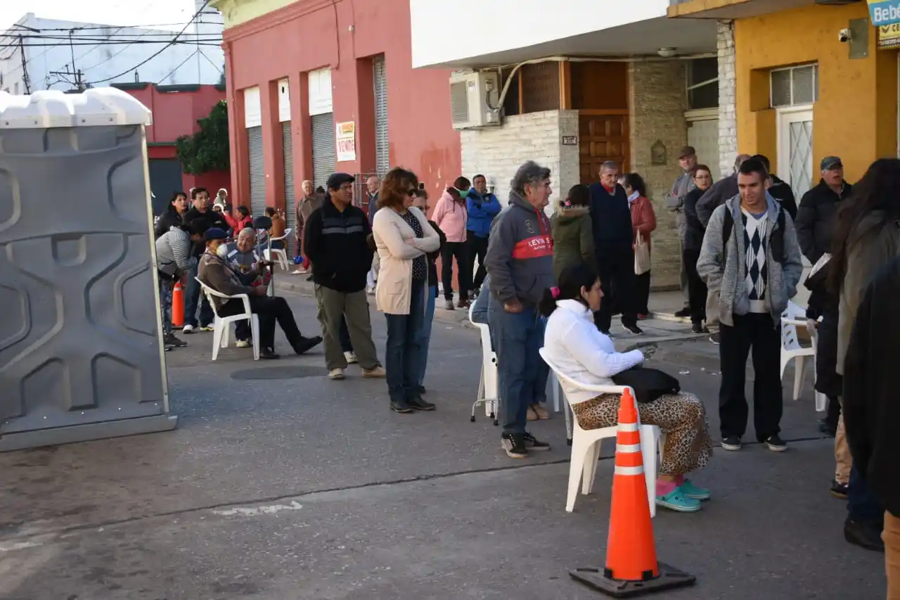 Tras el desborde, los Bancos abrirán sábado y domingo para pagar jubilaciones y AUH