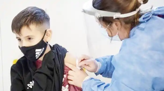 Autorizaron aplicar la tercera dosis a niños y niñas de 5 a 11 años