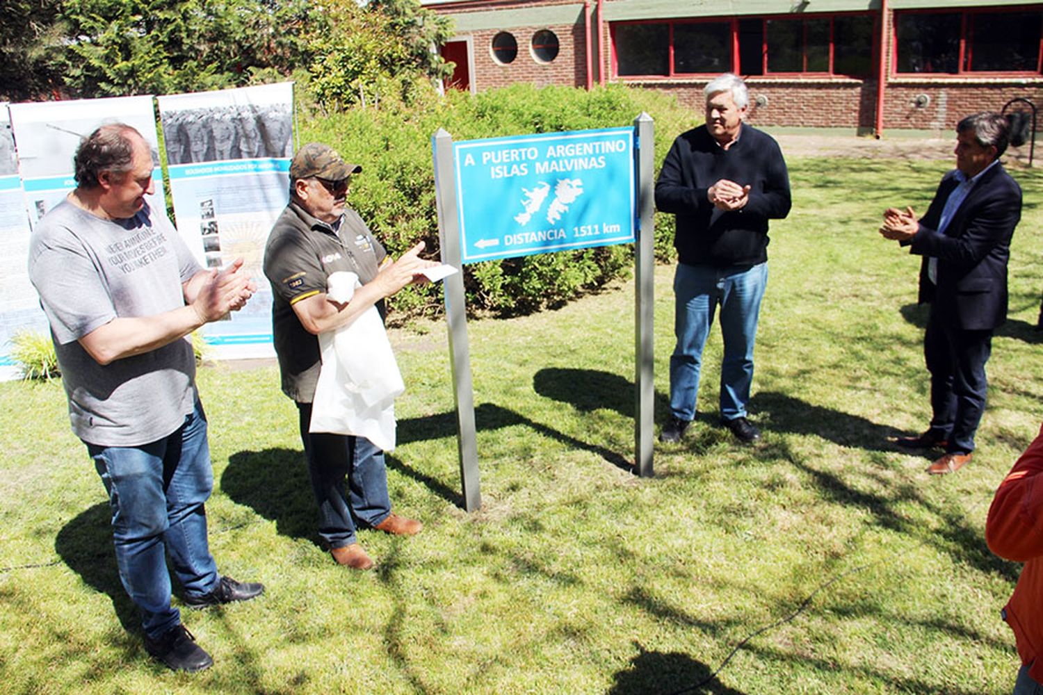 Ex combatientes en homenaje a la Escuela Agropecuaria