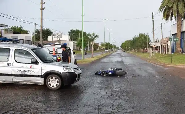 Un motociclista chocó con un auto