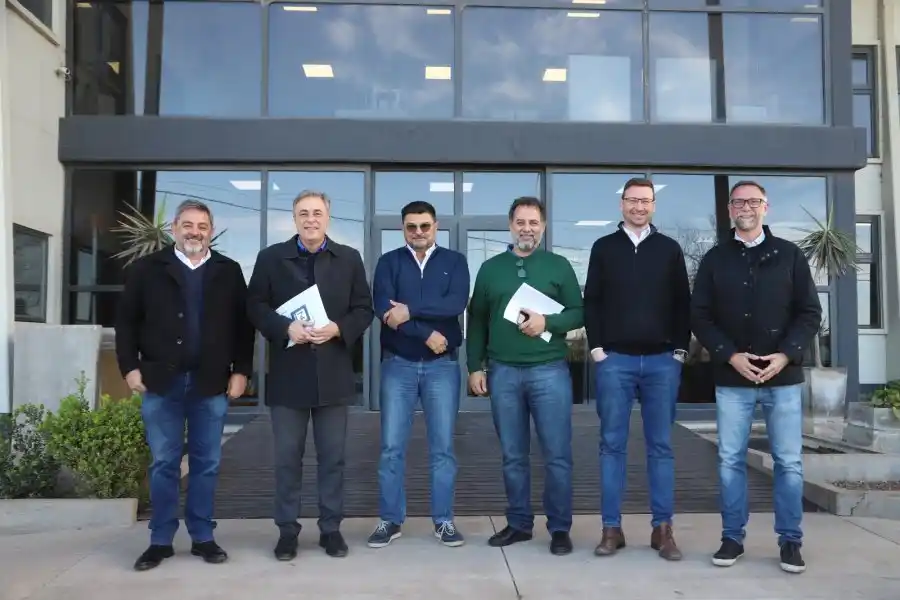 El intendente Castellano junto a Pablo Laorden gerente general de la firma Acerma, Benjamín Albrecht y Andrés Laorden, presidente de Menara, Diego Martino, Diego Peiretti: