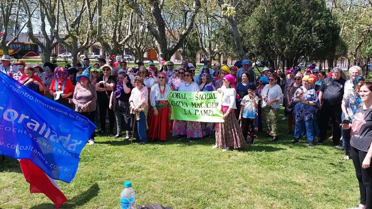 Batucada. Gran despliegue ayer en la plaza Dardo Rocha