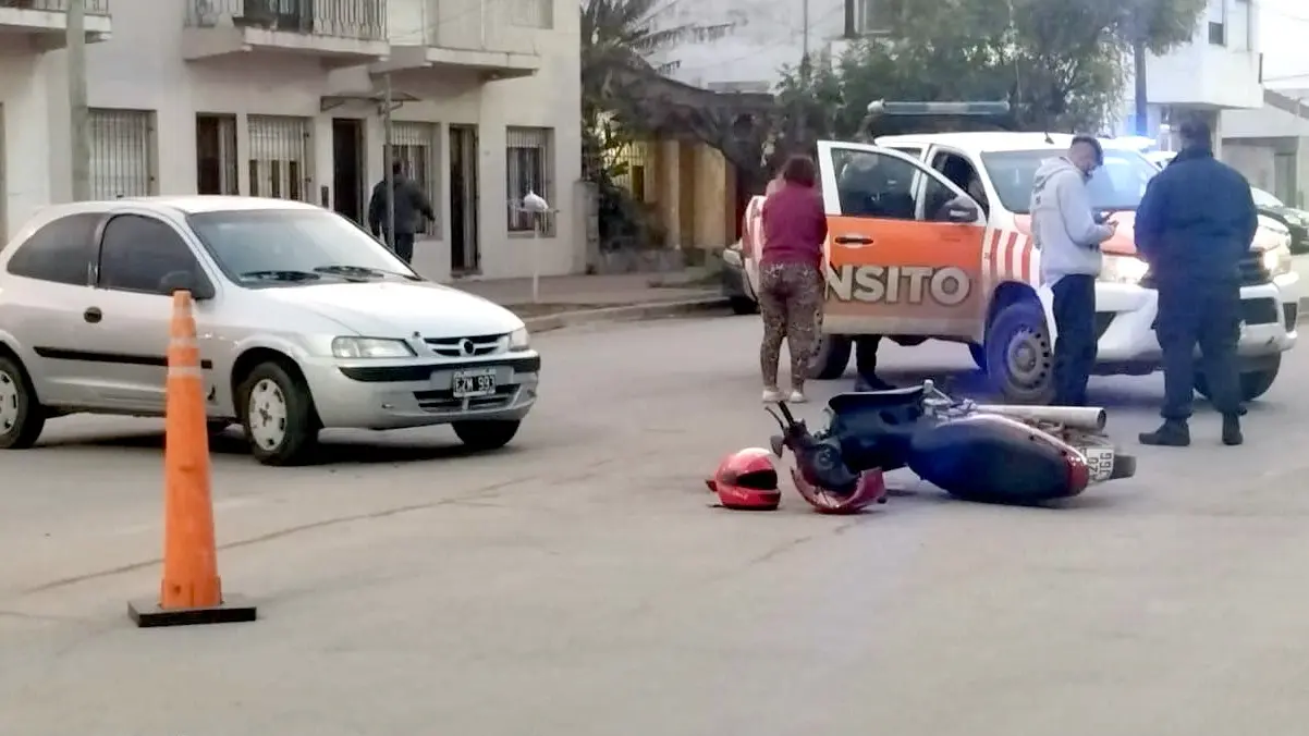 Colisión entre un auto y una moto en avenida 75 y calle 48