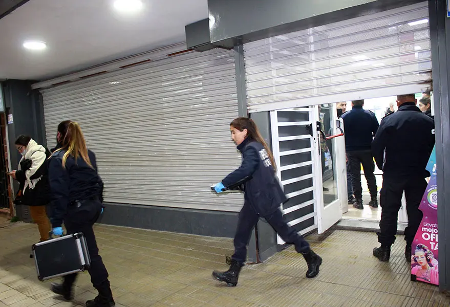 Dos delincuentes armados robaron celulares y dinero en Musimundo