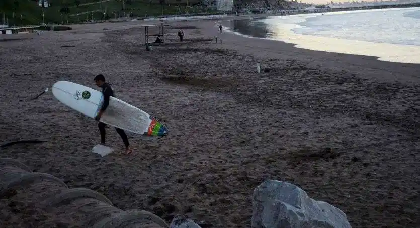 Un surfista se golpeó con la escollera y murió en una clínica