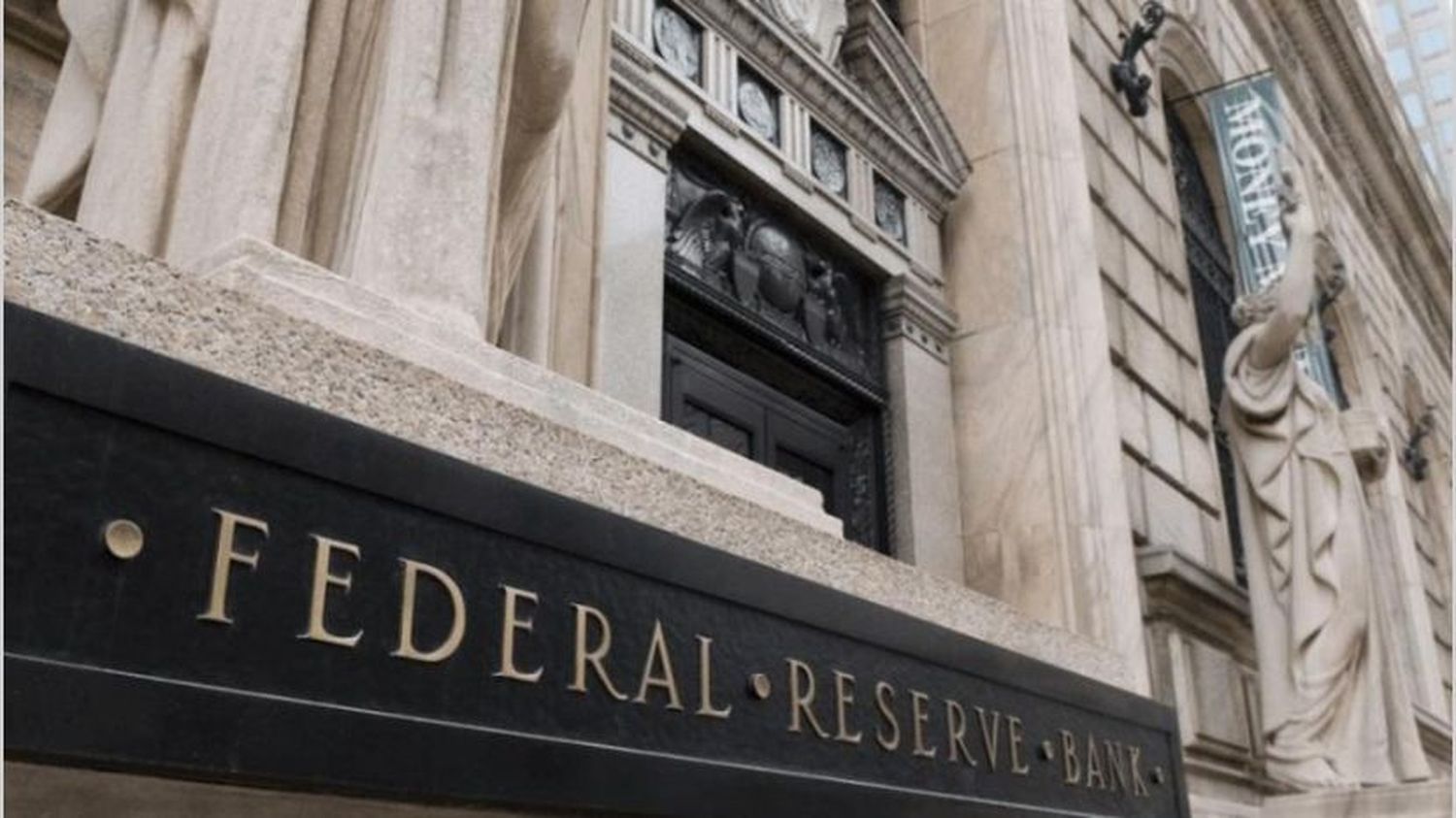 RESERVA FEDERAL mantiene tasas de interés y degrada pronóstico para economía de EE.UU.