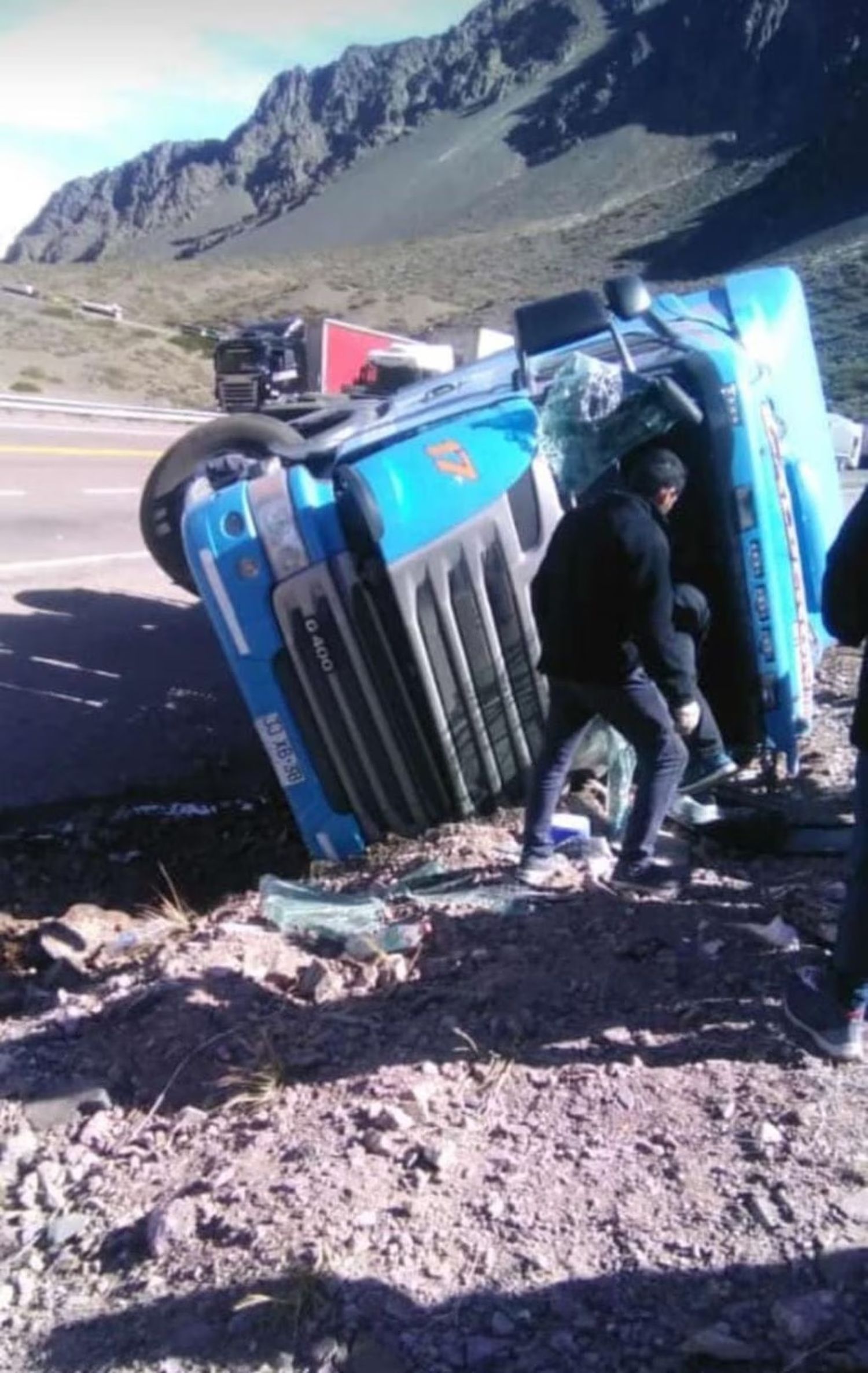 Accidente y vuelco:  Un camionero quedó grave  tras chocar contra un cerro