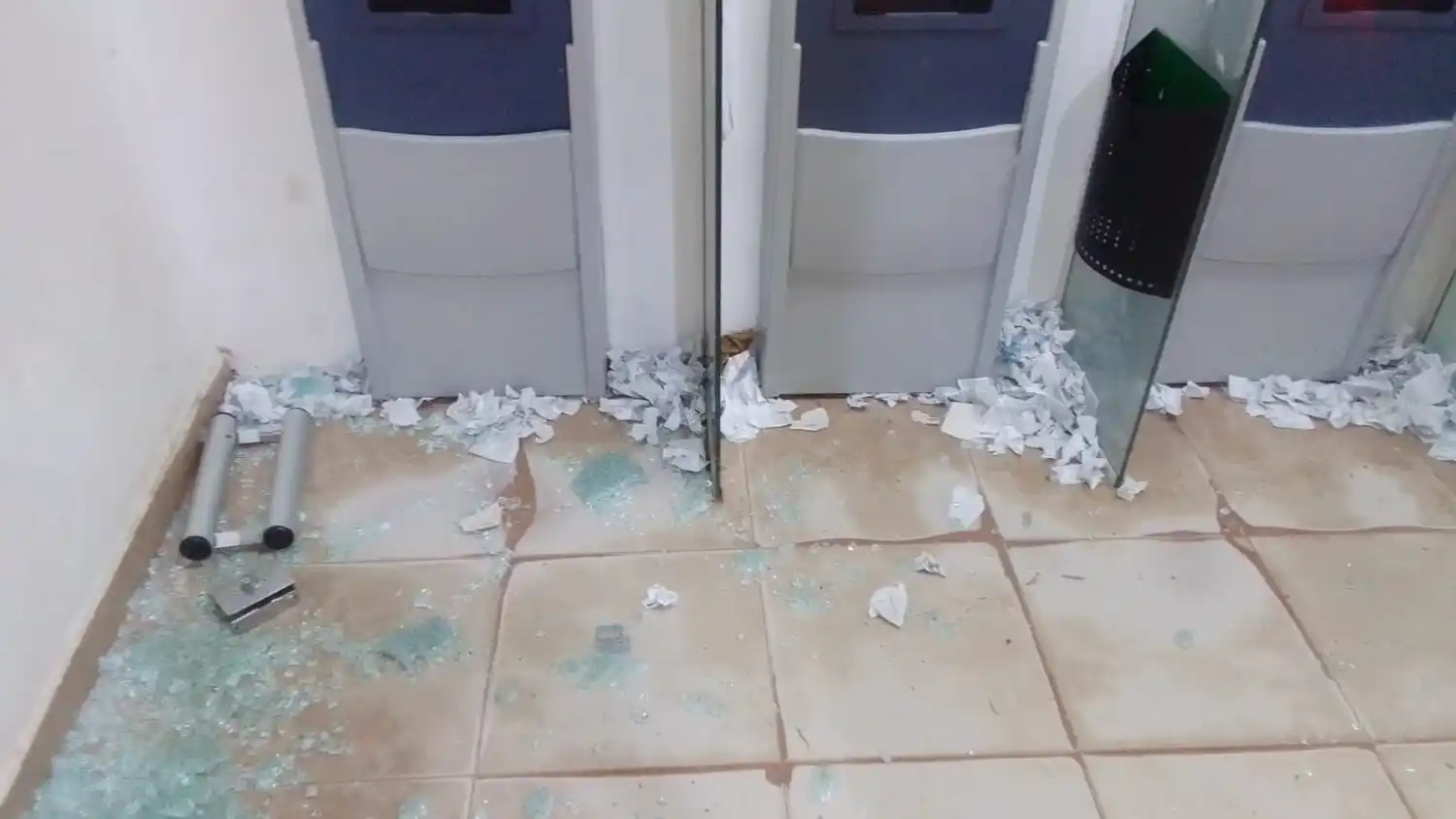 Mujer en estado de ebriedad fue la responsable de romper la puerta de un cajero