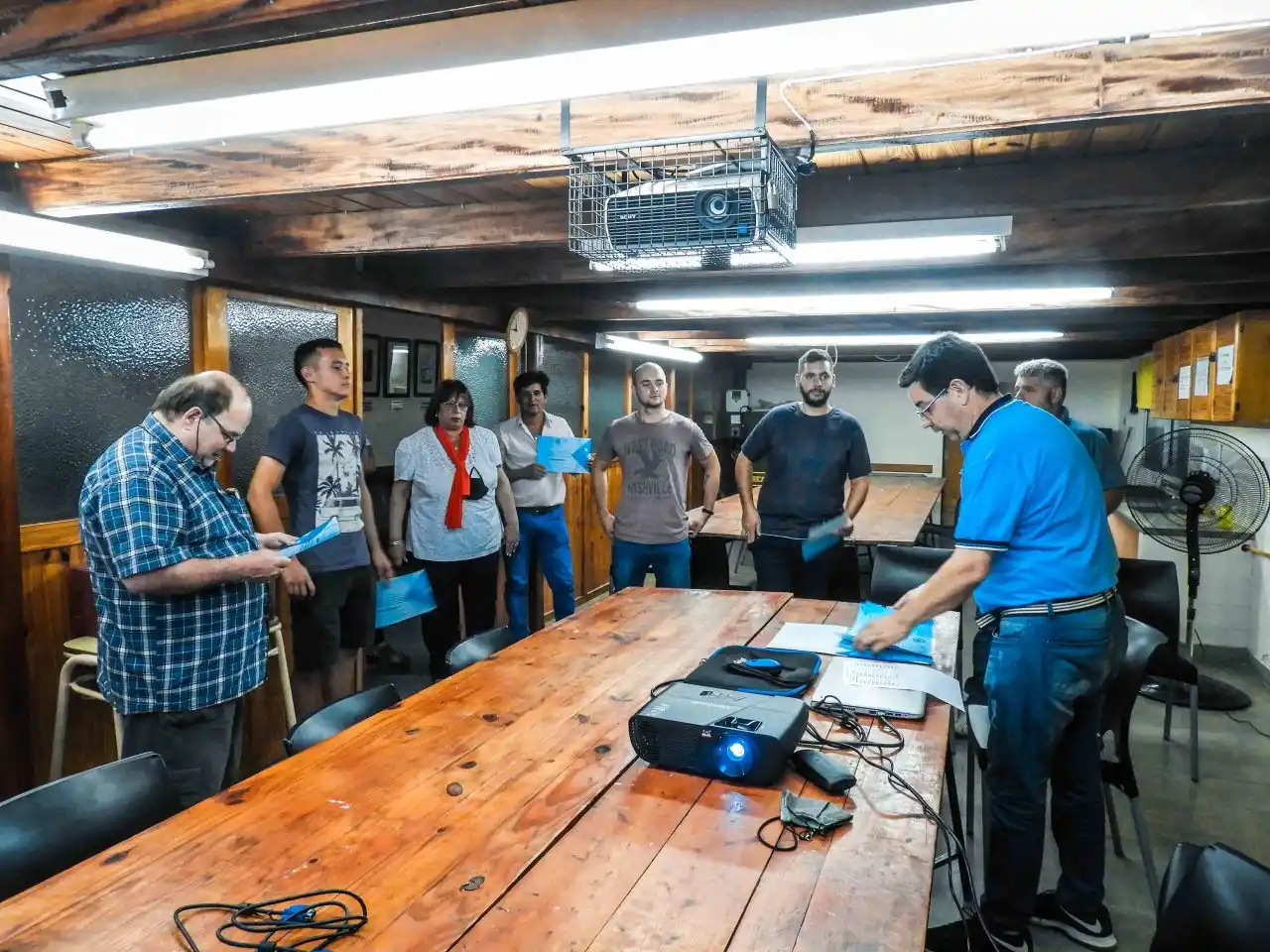 Entrega de certificados curso Auxiliar en Electricidad Industrial