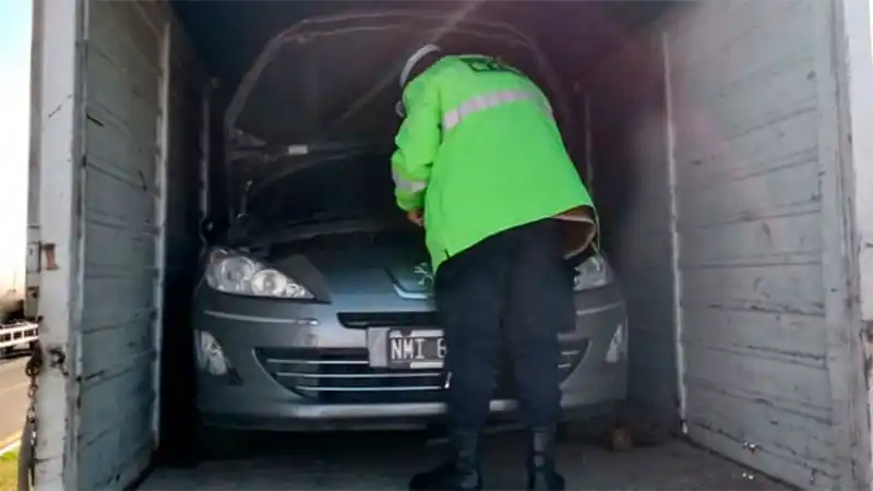 Falsa mudanza: llevaban en un camión un auto con pedido de secuestro