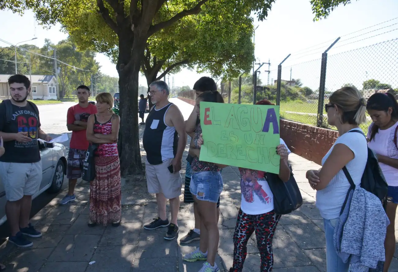 Vecinos de La Movediza 2 volvieron a reclamar el acceso al agua potable 