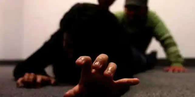 Un hombre "apostó" a su mujer, perdió y dejó que sus amigos la violen