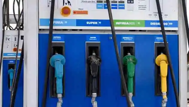 El combustible baja un 3 % en la Argentina por la caída internacional del petróleo