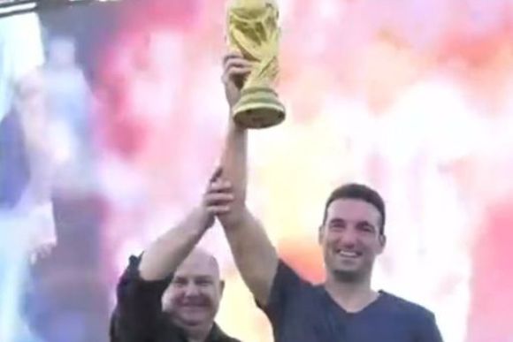 Scaloni homenajeado en su pueblo natal