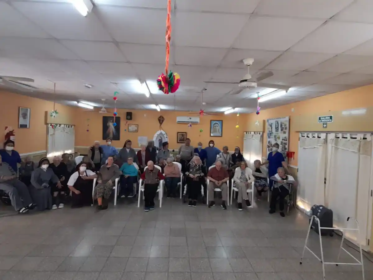 Abuelos celebraron la  flexibilización de las visitas  en residencias y hogares