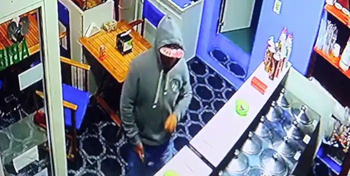 Con una tijera le apuntó al cuello de un empleado y le robó dinero de la heladería