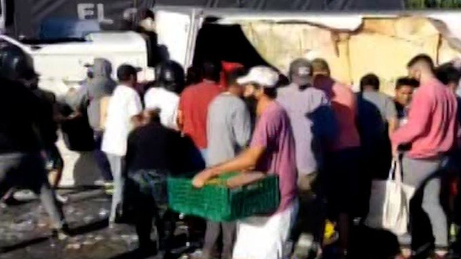 Volcó un camión en Campana y los vecinos lo saquearon en plena Panamericana: El conductor resultó herido 