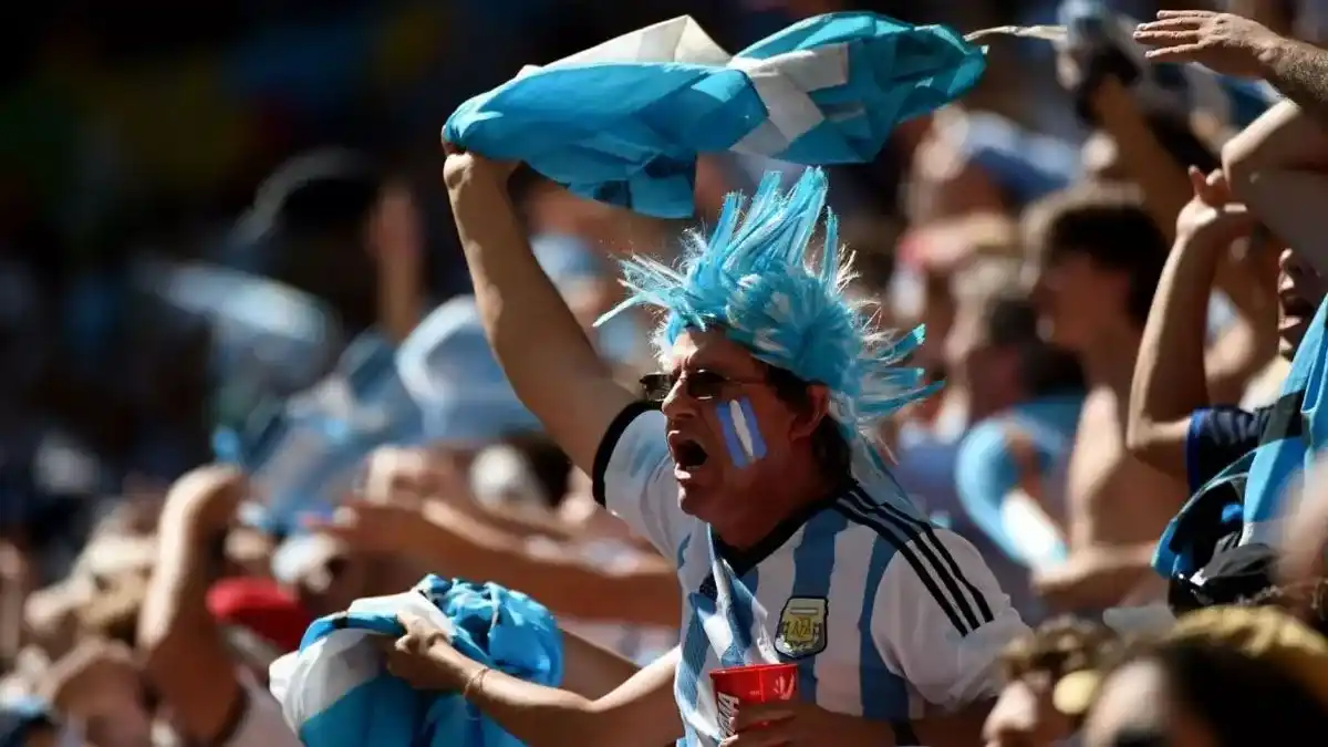Los especialistas recomiendan hidratarse y evitar gritar de manera sostenida para proteger las cuerdas vocales durante los partidos.
