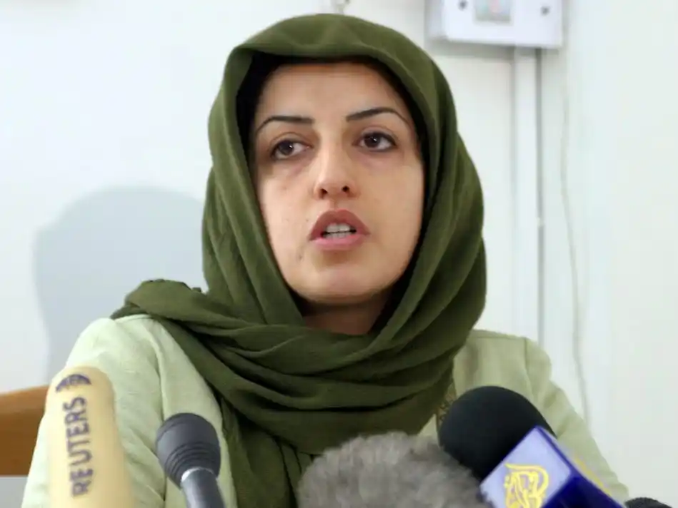El régimen de Irán condenó a la Premio Nobel de la Paz, Narges Mohammadi, a siete años y medio de prisión