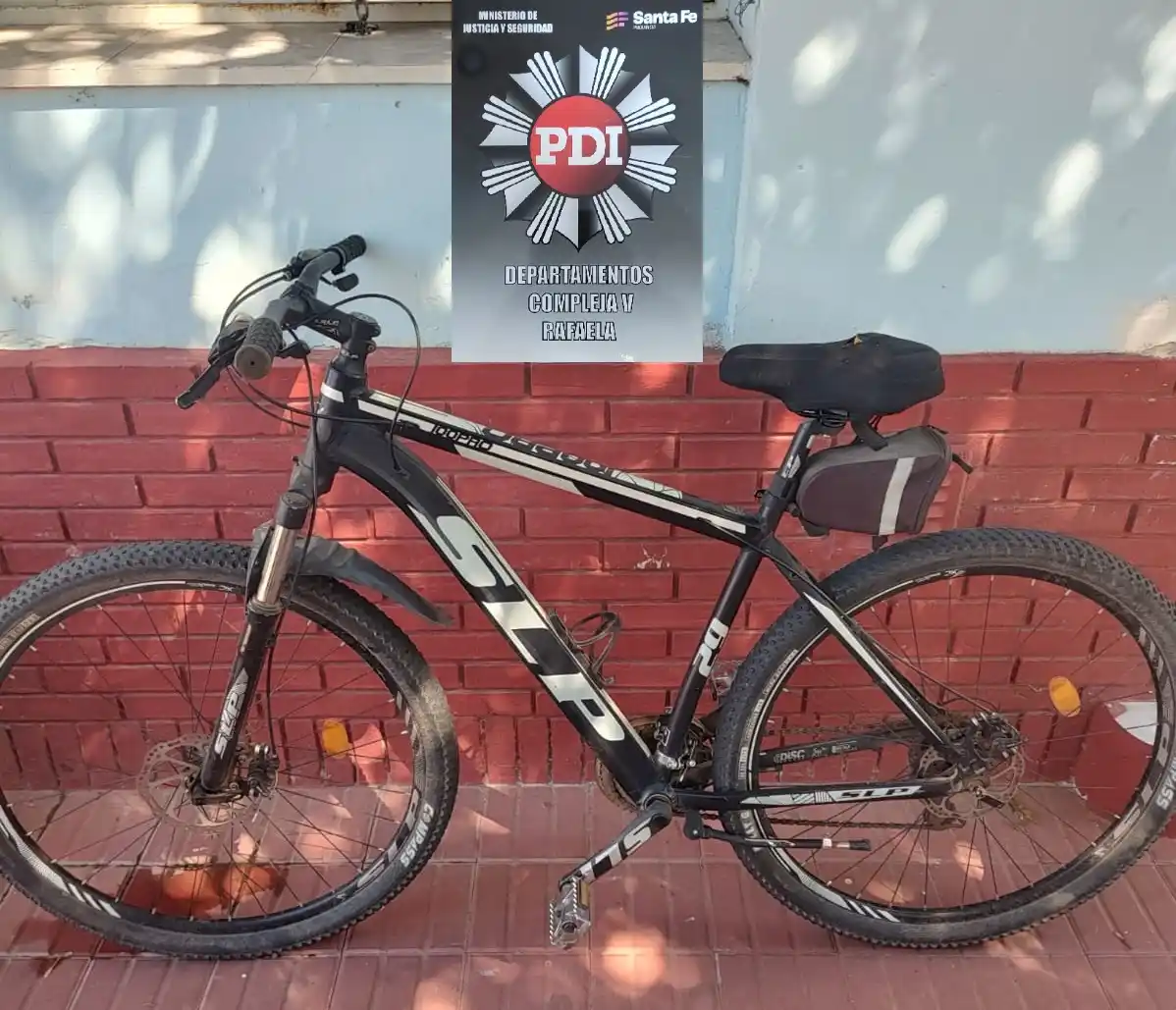 Contramano y esquivando a la policía: recuperaron una bicicleta tras una persecución policial