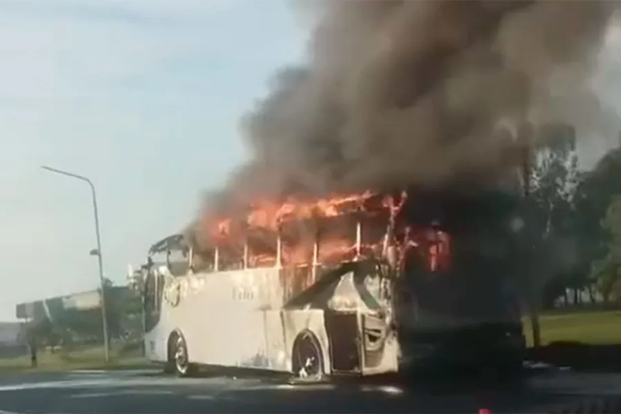 Colectivo incendiado