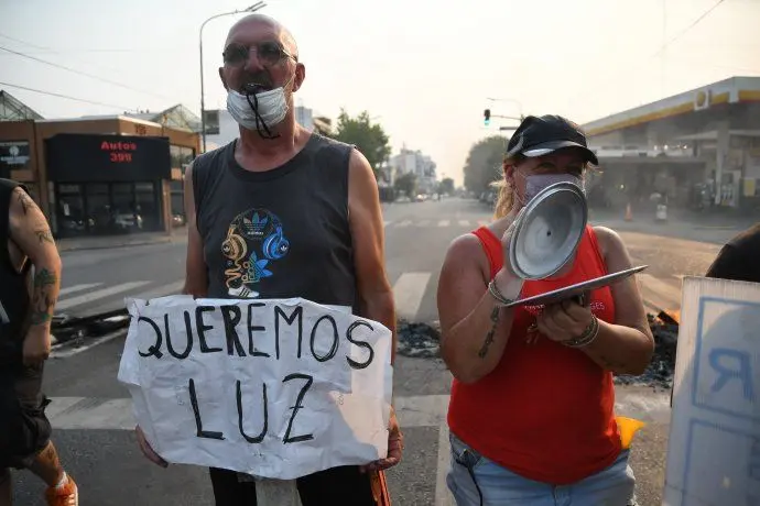 Bajó la temperatura, pero miles de usuarios continúan sin luz en el AMBA