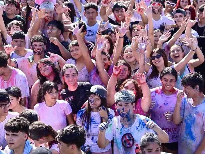 Más de 6500 estudiantes celebraron
con la guerra de colores en el playón