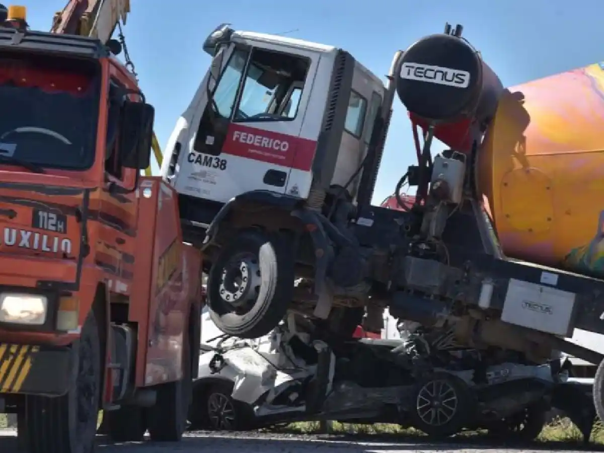 Córdoba: un camión cementero aplastó a un auto en Circunvalación 