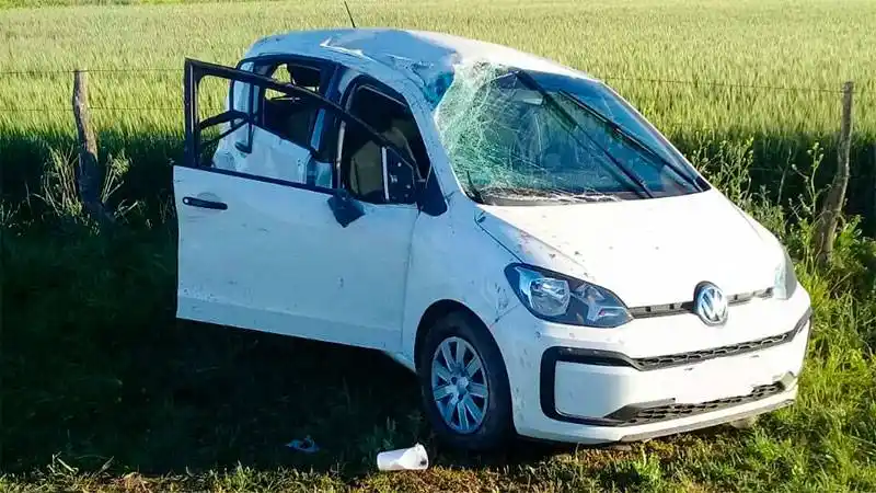 Despiste y vuelco en curva de ex Ruta 131: un joven fue hospitalizado