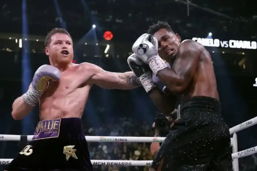 Canelo Álvarez le ganó por puntos a Jermell Charlo