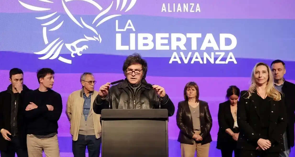 Milei reúne a su mesa chica de cara a las elecciones de octubre. Reuters.