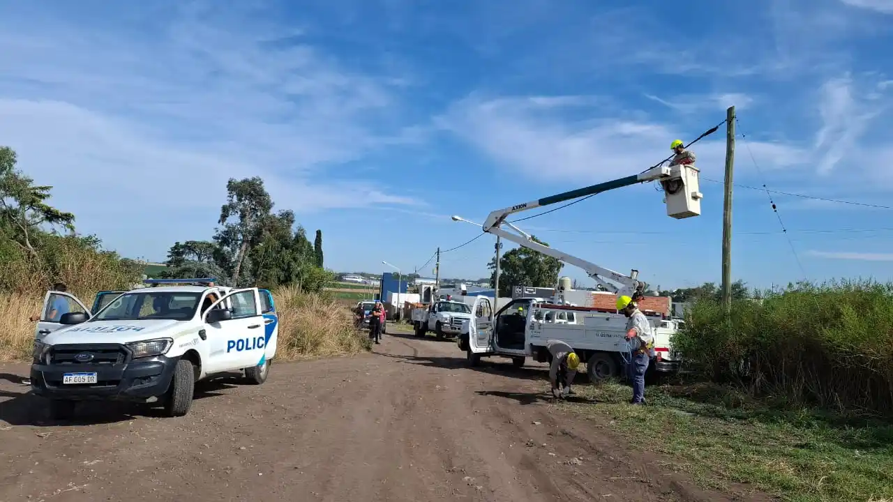 Denuncian la recurrencia de conexiones clandestinas en La Movediza y advierten sobre riesgos eléctricos