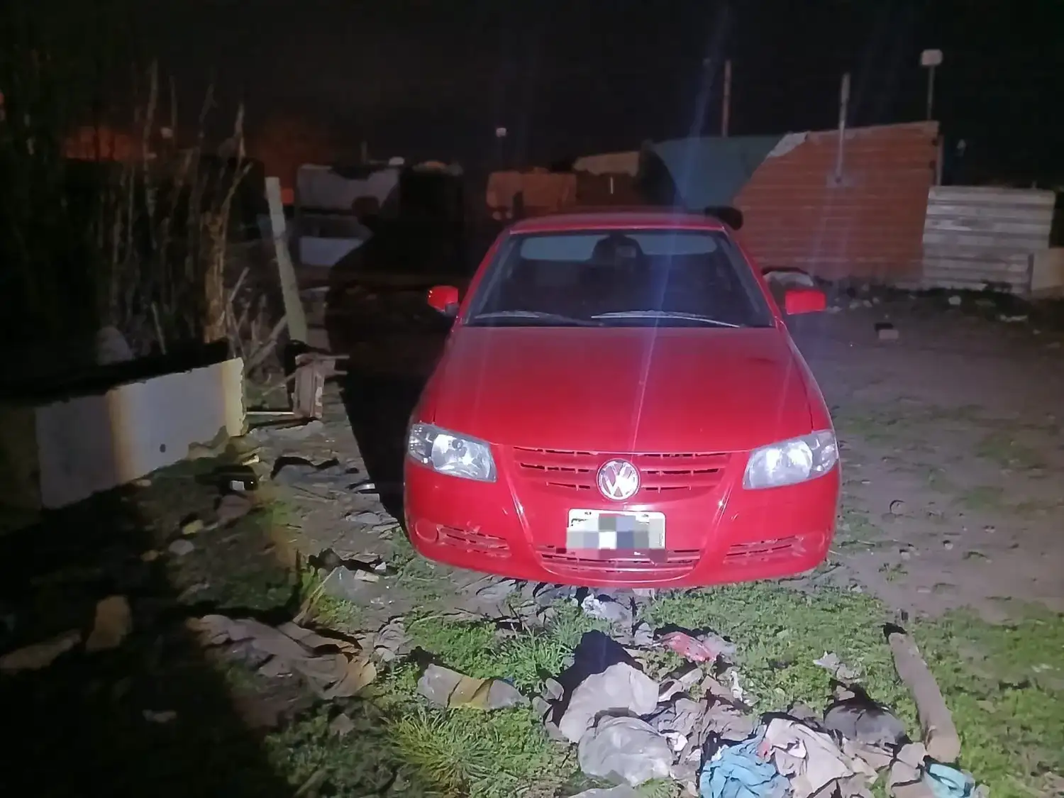 Durante la requisa del automóvil, los efectivos policiales lograron el secuestro de dos cartuchos, una pistolera y un joystick. Crédito: Relaciones Policiales.