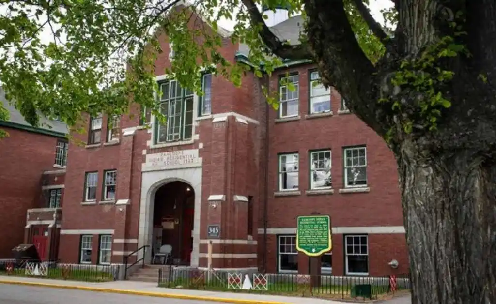 Conmoción en Canadá: hallan restos de 215 niños indígenas al lado de un viejo internado