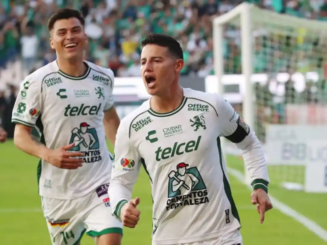 James Rodríguez festeja tras anotar su primer gol en México con el club León.