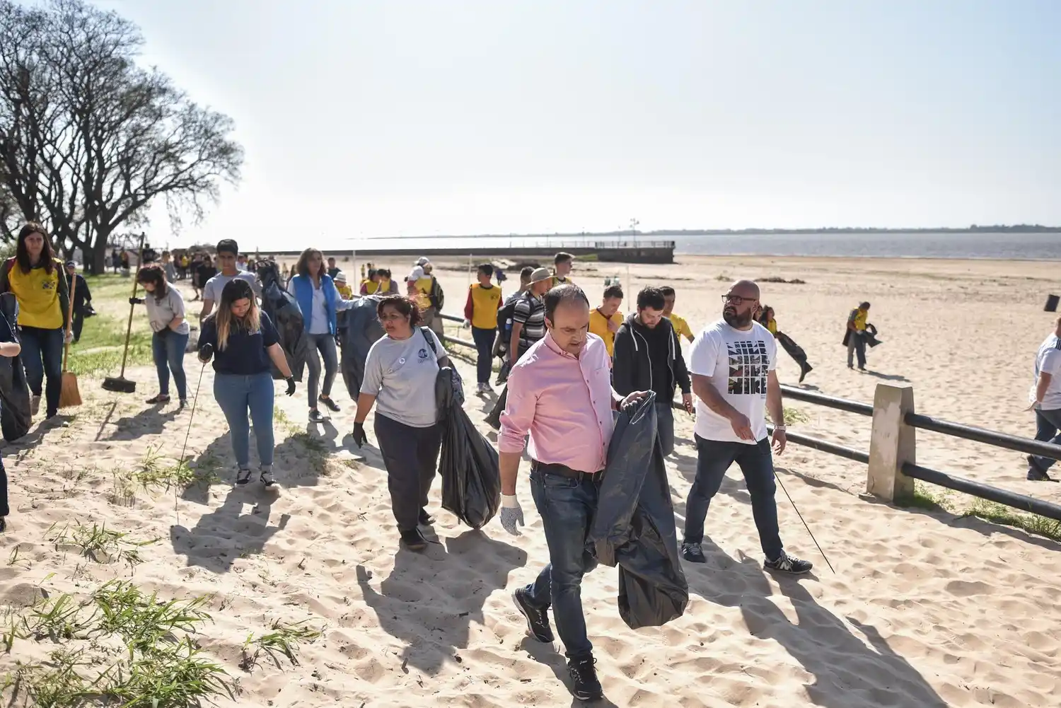 Más de 300 voluntarios limpiaron la zona de playas
