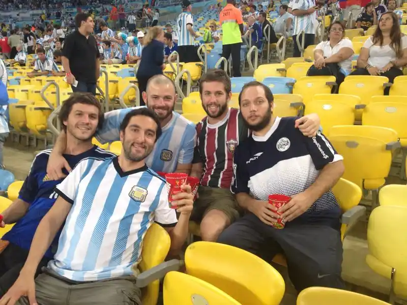 “Pepo” Ibarra, con el vaso en su mano izquierda, junto a sus amigos en el Maracaná.