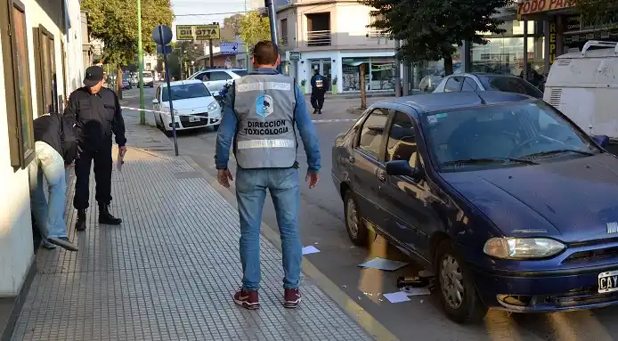 Lo atraparon queriendo abrir un auto y terminaron secuestrando cocaína 