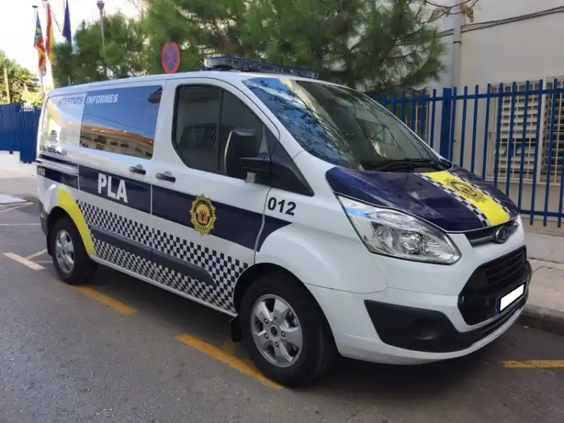 La policía acudió a rescatar a la niña y detuvo al padre a quien quería linchar los vecinos