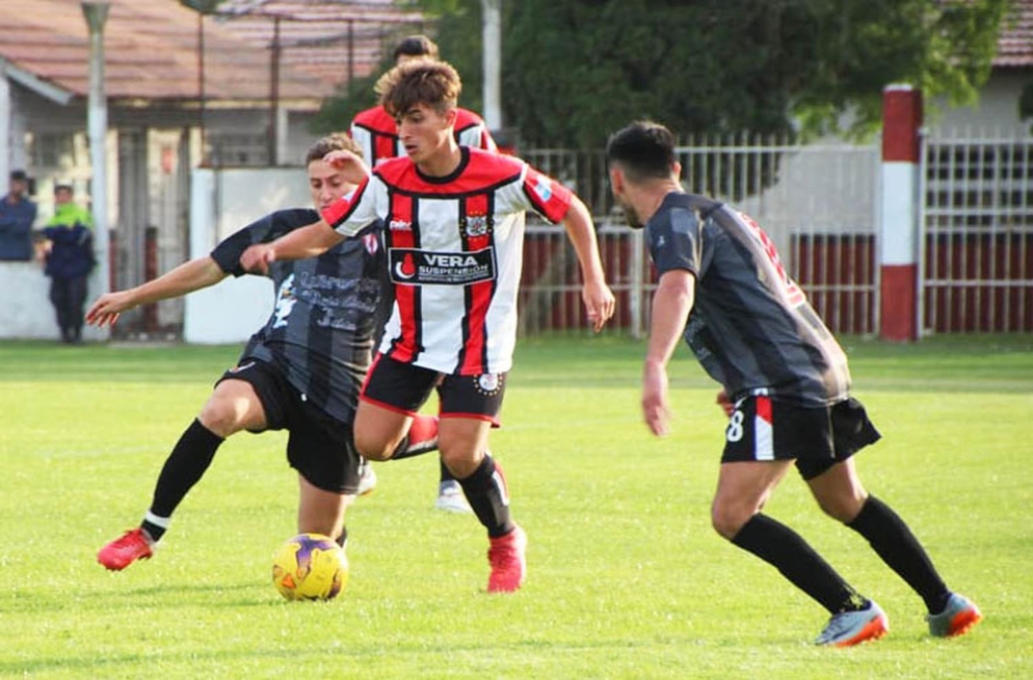 Fútbol local: River sigue en la cima con puntaje ideal